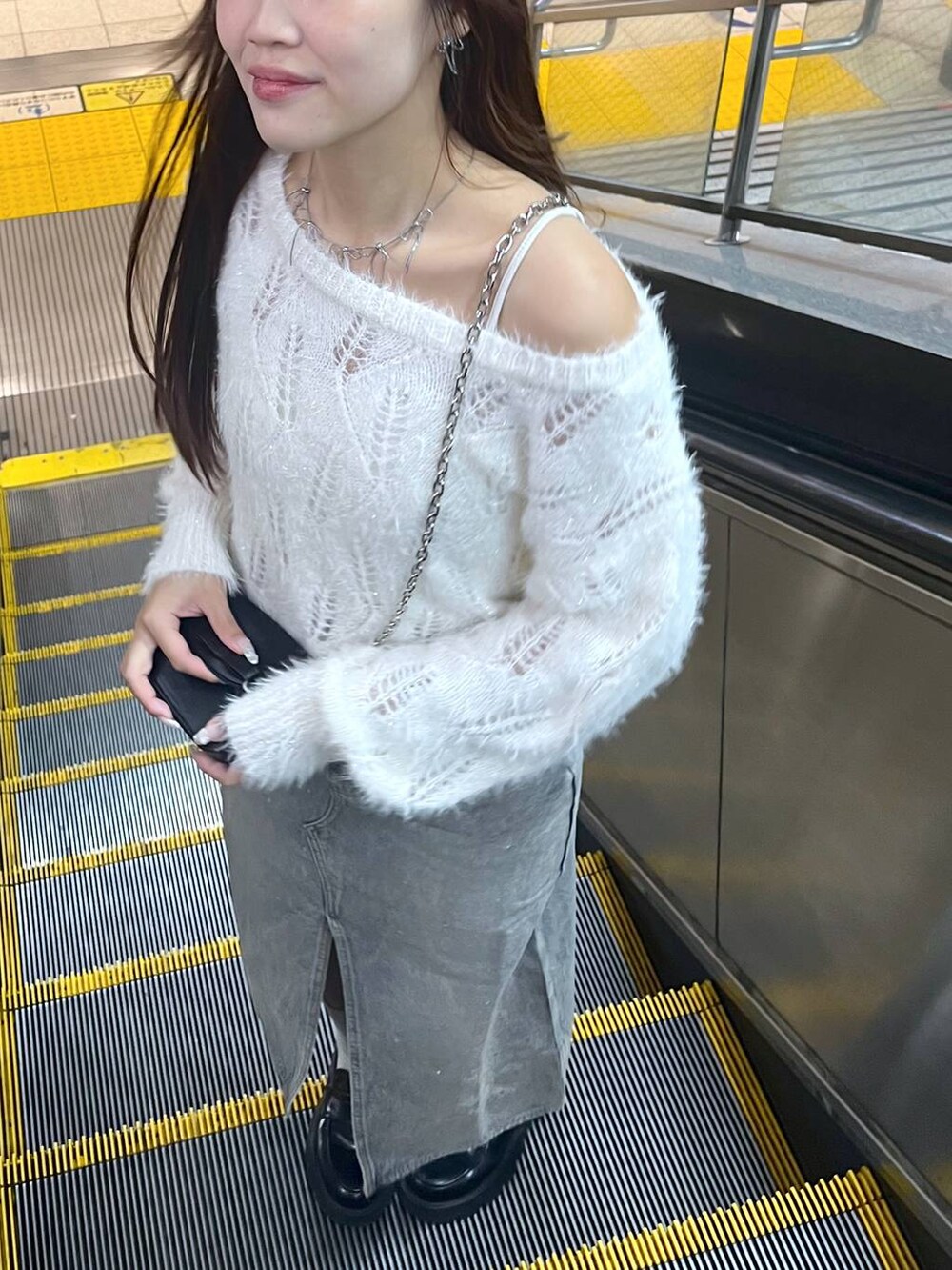 ブルー系のデニムスカート、ホワイト系のキャミソール、ブラック系のローファーを着用したレディースの秋コーディネートの2枚目の写真