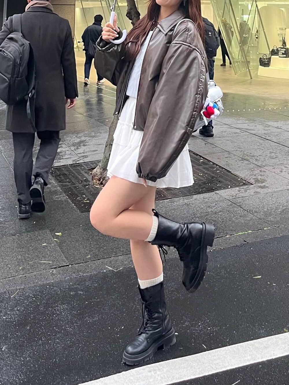 ホワイト系のTシャツ/カットソー、シルバー系のショルダーバッグ、ブルー系のニット/セーターを着用したレディースの冬コーディネートの9枚目の写真