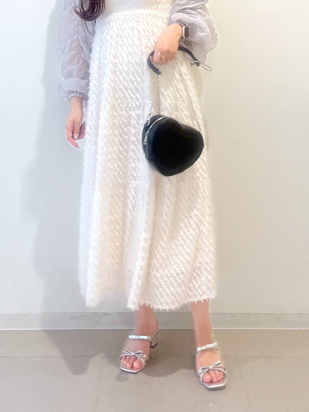 シルバー系のサンダル、ホワイト系のワンピース、グレー系のブルゾンを着用したレディースの春コーディネートの8枚目の写真