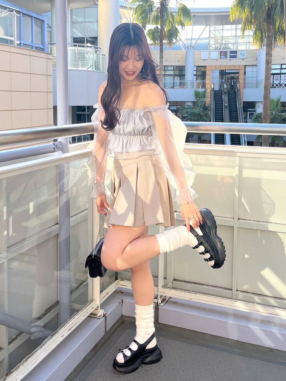 ブラック系のショルダーバッグ、グレー系のシャツ/ブラウス、ホワイト系のキャミソールを着用したレディースの春コーディネートの6枚目の写真