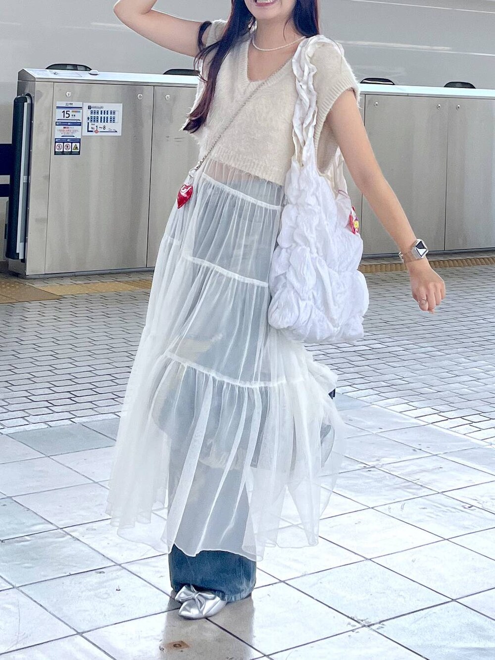 ホワイト系のシャツ/ブラウス、ホワイト系のワンピース、ホワイト系のキャミソールを着用したレディースの夏コーディネートの5枚目の写真