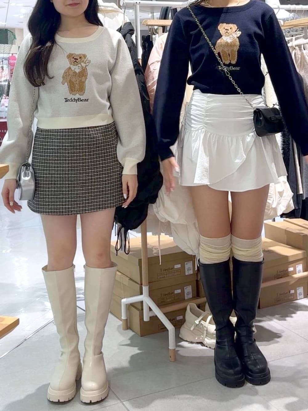 ブラック系のスカート、ブラック系のショルダーバッグ、ブラック系のブーツを着用したレディースの秋コーディネートの7枚目の写真