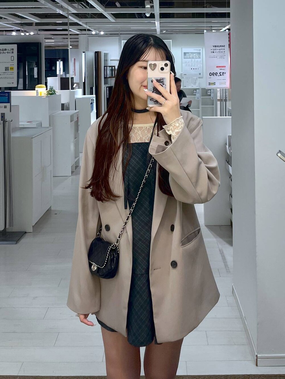 ホワイト系のキャミソール、グレー系のワンピースを着用したレディースの夏コーディネートの5枚目の写真