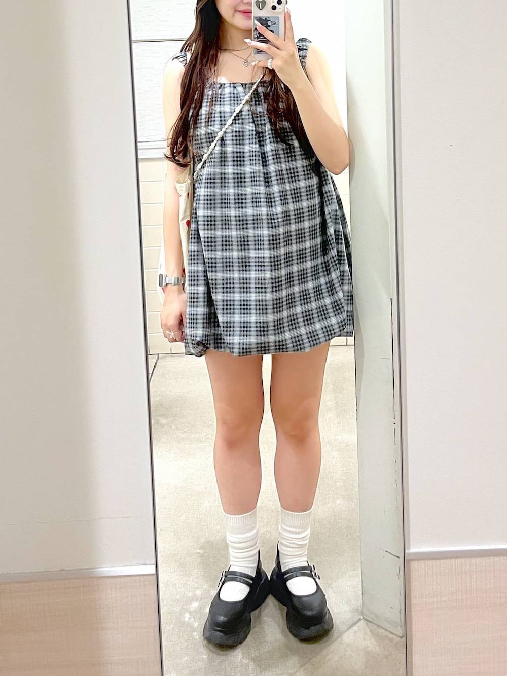 ホワイト系のキャミソール、グレー系のワンピース、シルバー系のネックレスを着用したレディースの夏コーディネートの4枚目の写真