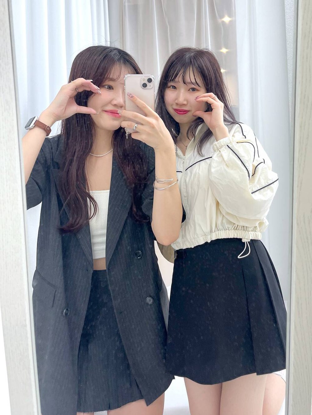 グレー系のスカート、ホワイト系のキャミソール、シルバー系のパンプスを着用したレディースの春コーディネートの5枚目の写真