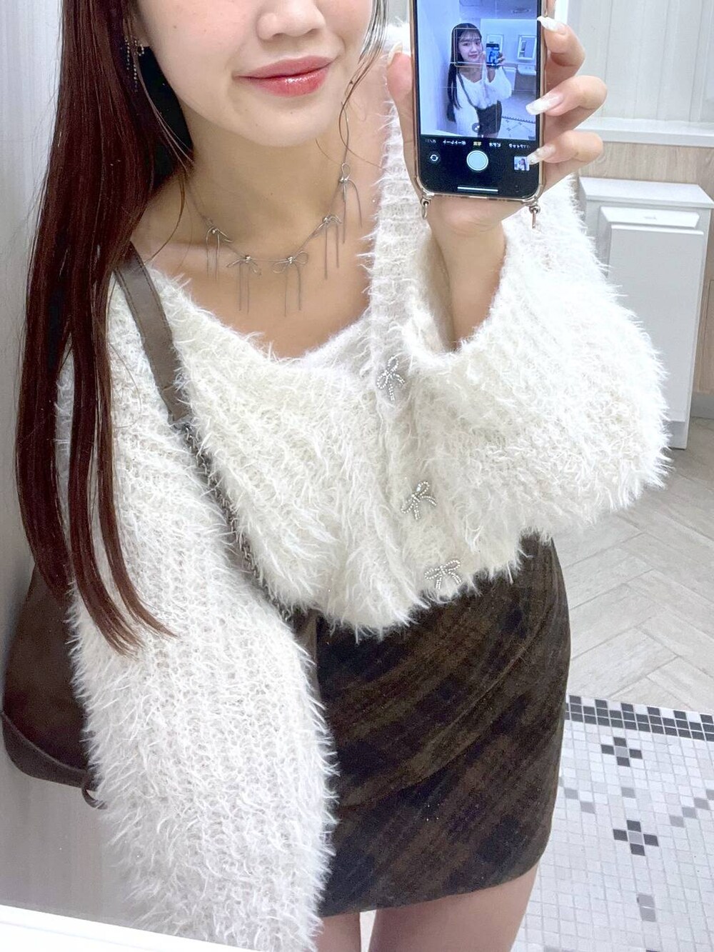 ブラウン系のショルダーバッグ、ホワイト系のブーツ、ホワイト系のキャミソールを着用したレディースの秋コーディネートの4枚目の写真