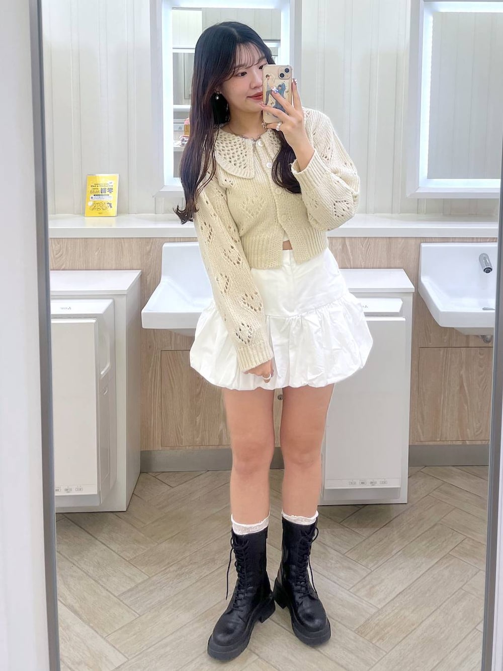 ホワイト系のキャミソール、ホワイト系のスカート、ホワイト系のカーディガン/ボレロを着用したレディースの冬コーディネートの2枚目の写真