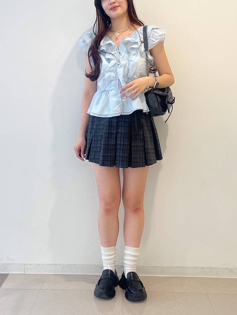 グレー系のショルダーバッグ、ホワイト系のキャミソール、ブラック系のローファーを着用したレディースの夏コーディネートの10枚目の写真