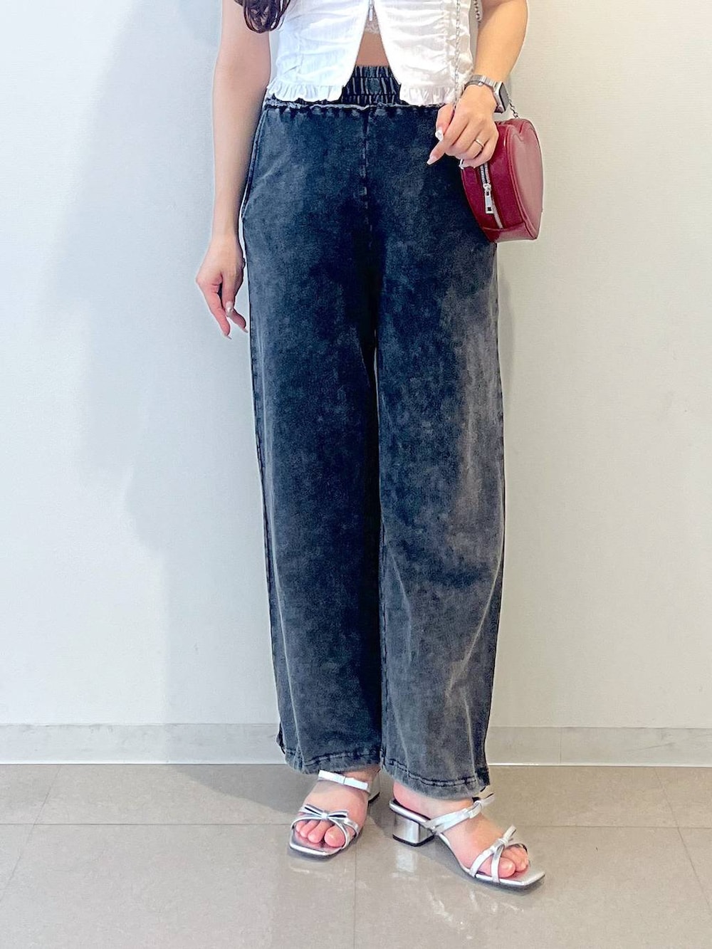 シルバー系のサンダル、レッド系のショルダーバッグ、ホワイト系のキャミソールを着用したレディースの夏コーディネートの6枚目の写真