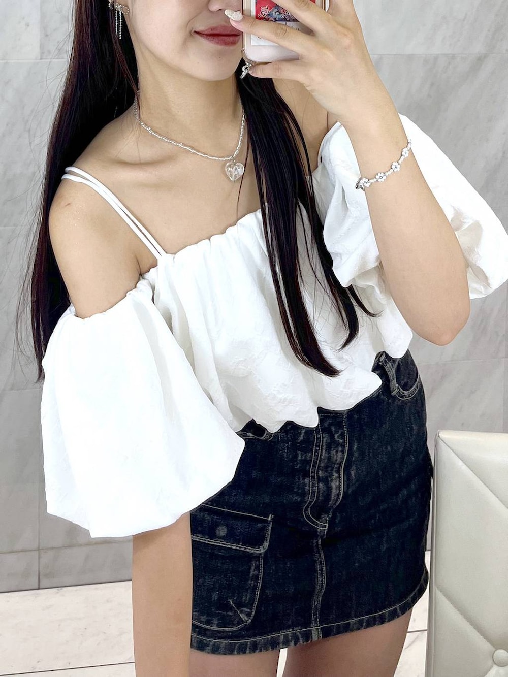 ホワイト系のシャツ/ブラウス、ホワイト系のキャミソール、ブラック系のデニムスカートを着用したレディースの夏コーディネートの6枚目の写真