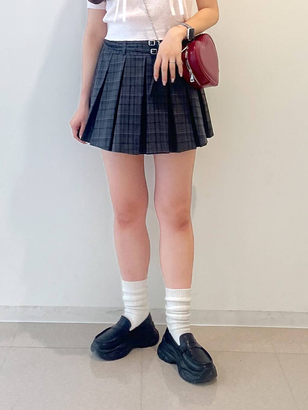 ホワイト系のキャミソール、ブラック系のローファー、グレー系のスカートを着用したレディースの春コーディネートの5枚目の写真