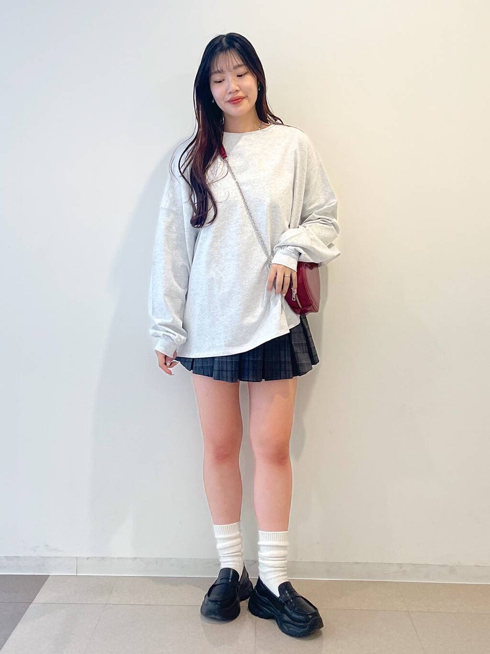 ベージュ系のTシャツ/カットソー、ホワイト系のキャミソール、ブラック系のローファーを着用したレディースの春コーディネートの2枚目の写真