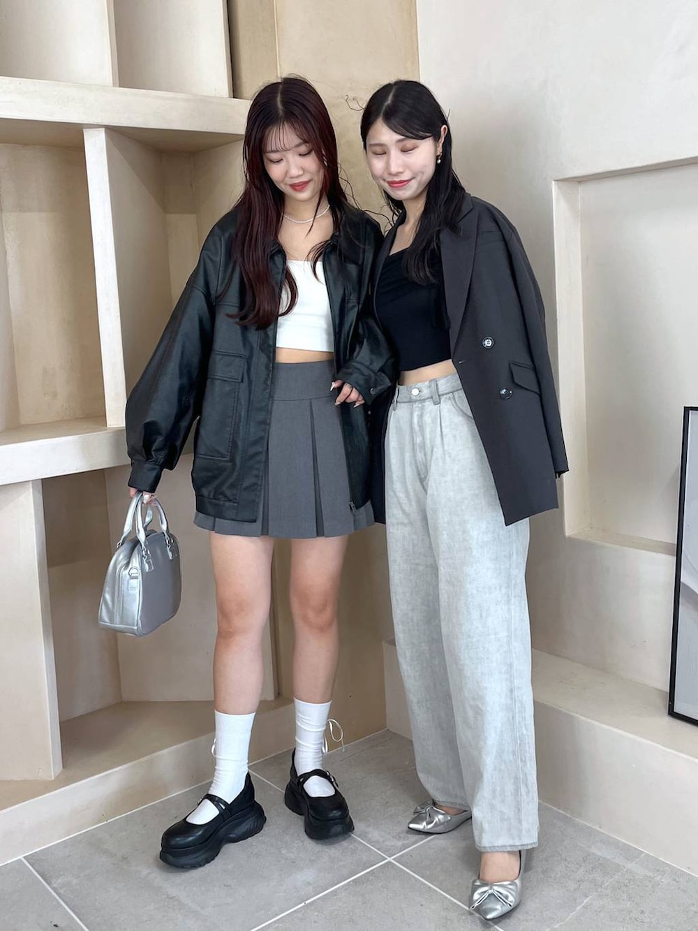 ブラック系のスニーカー、グレー系のデニムパンツ、シルバー系のパンプスを着用したレディースの秋コーディネートの2枚目の写真