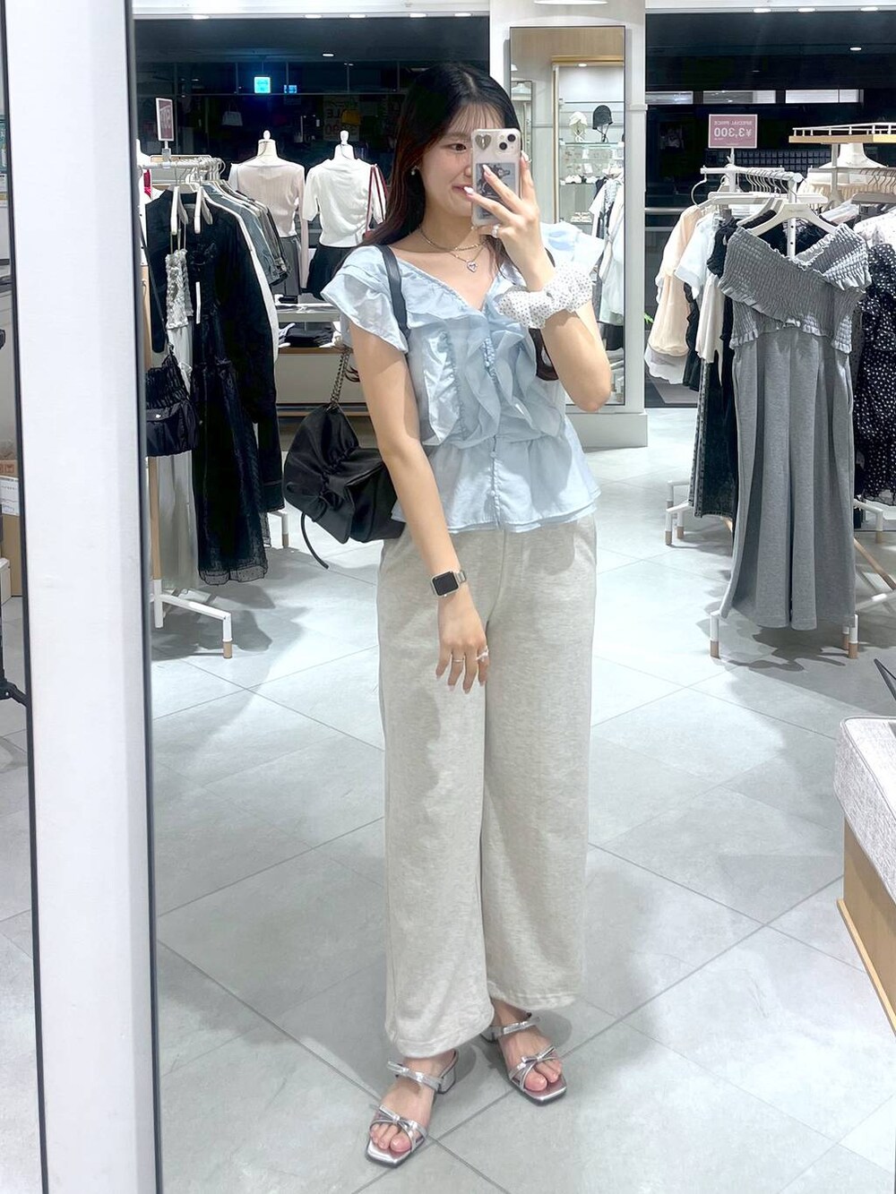 グレー系のショルダーバッグ、ホワイト系のキャミソール、シルバー系のサンダルを着用したレディースの春コーディネートの5枚目の写真