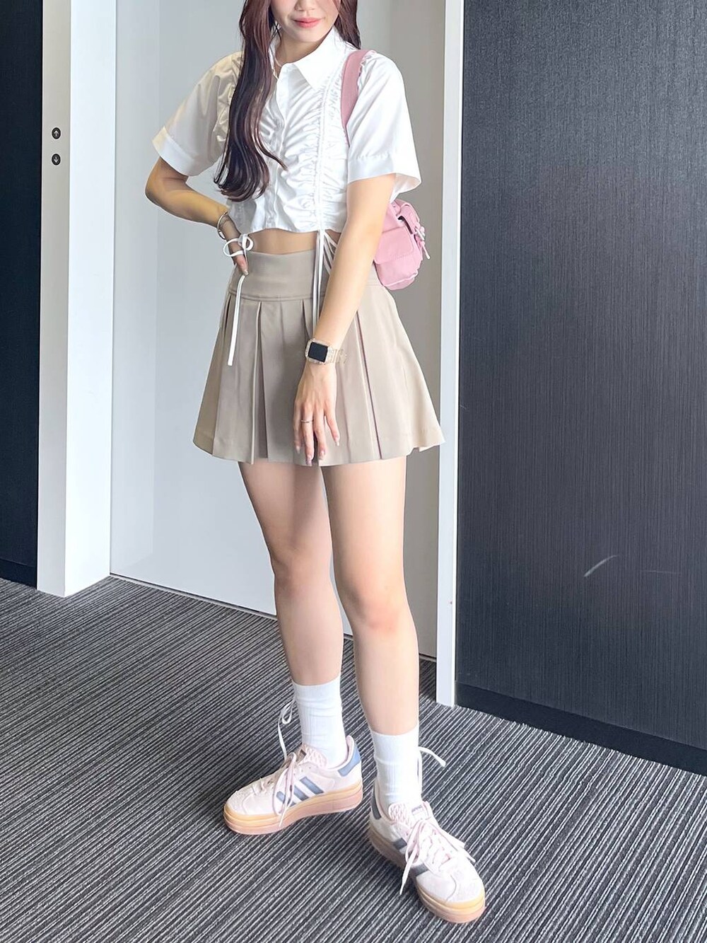 ピンク系のショルダーバッグ、ホワイト系のキャミソール、ベージュ系のスカートを着用したレディースの夏コーディネートの8枚目の写真