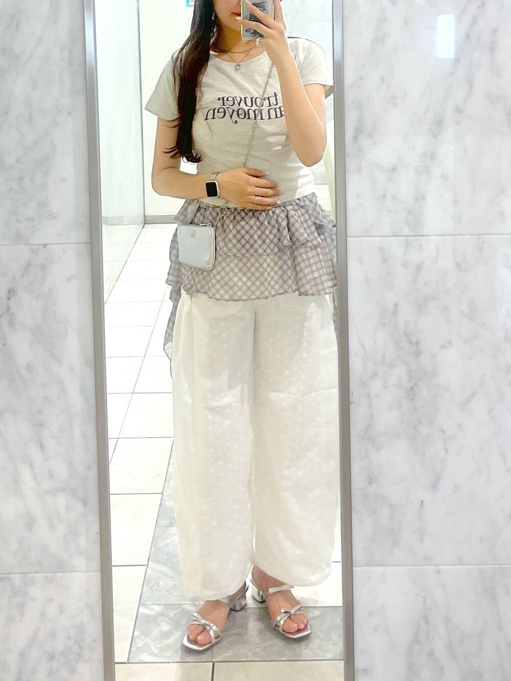 ホワイト系のキャミソール、シルバー系のサンダル、ホワイト系のその他パンツを着用したレディースの夏コーディネートの5枚目の写真