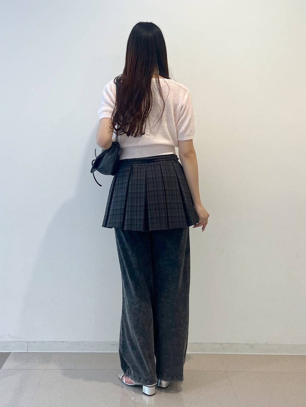 グレー系のショルダーバッグ、ホワイト系のキャミソール、グレー系のスカートを着用したレディースの春コーディネートの4枚目の写真