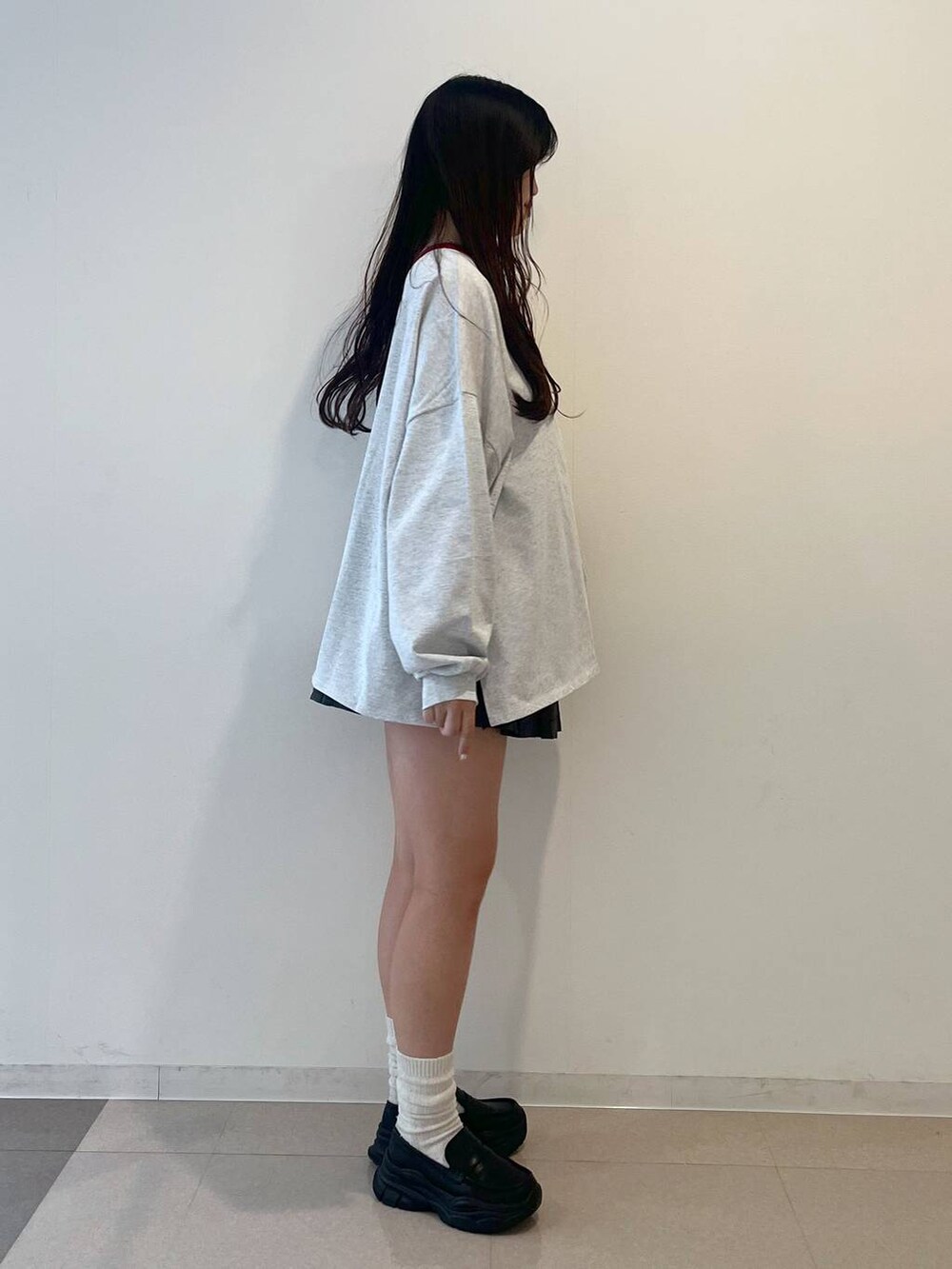 ベージュ系のTシャツ/カットソー、ホワイト系のキャミソール、ブラック系のローファーを着用したレディースの春コーディネートの4枚目の写真