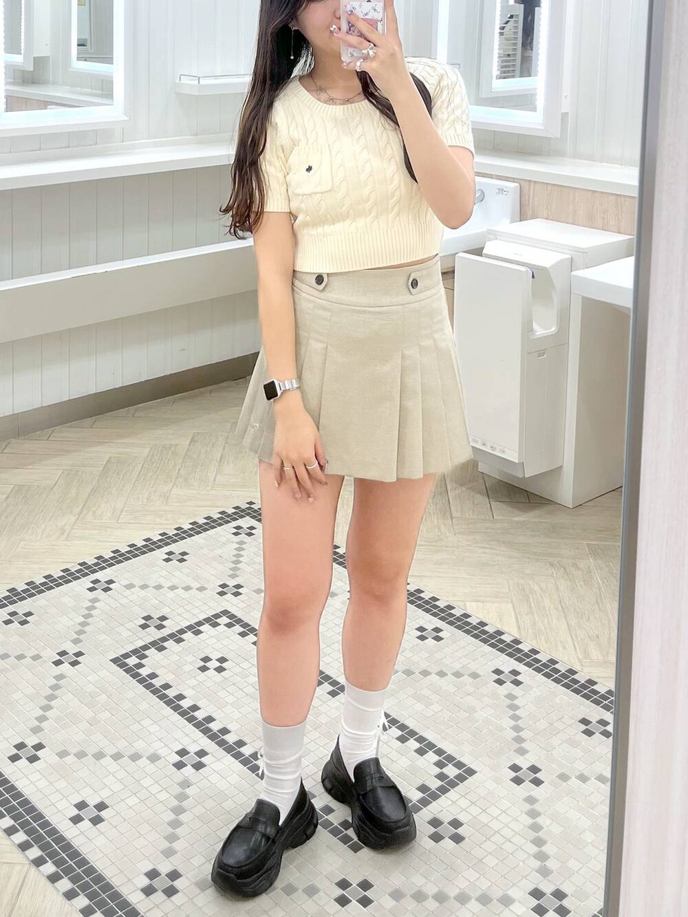 ホワイト系のキャミソール、ブラック系のローファー、ベージュ系のスカートを着用したレディースの春コーディネートの3枚目の写真