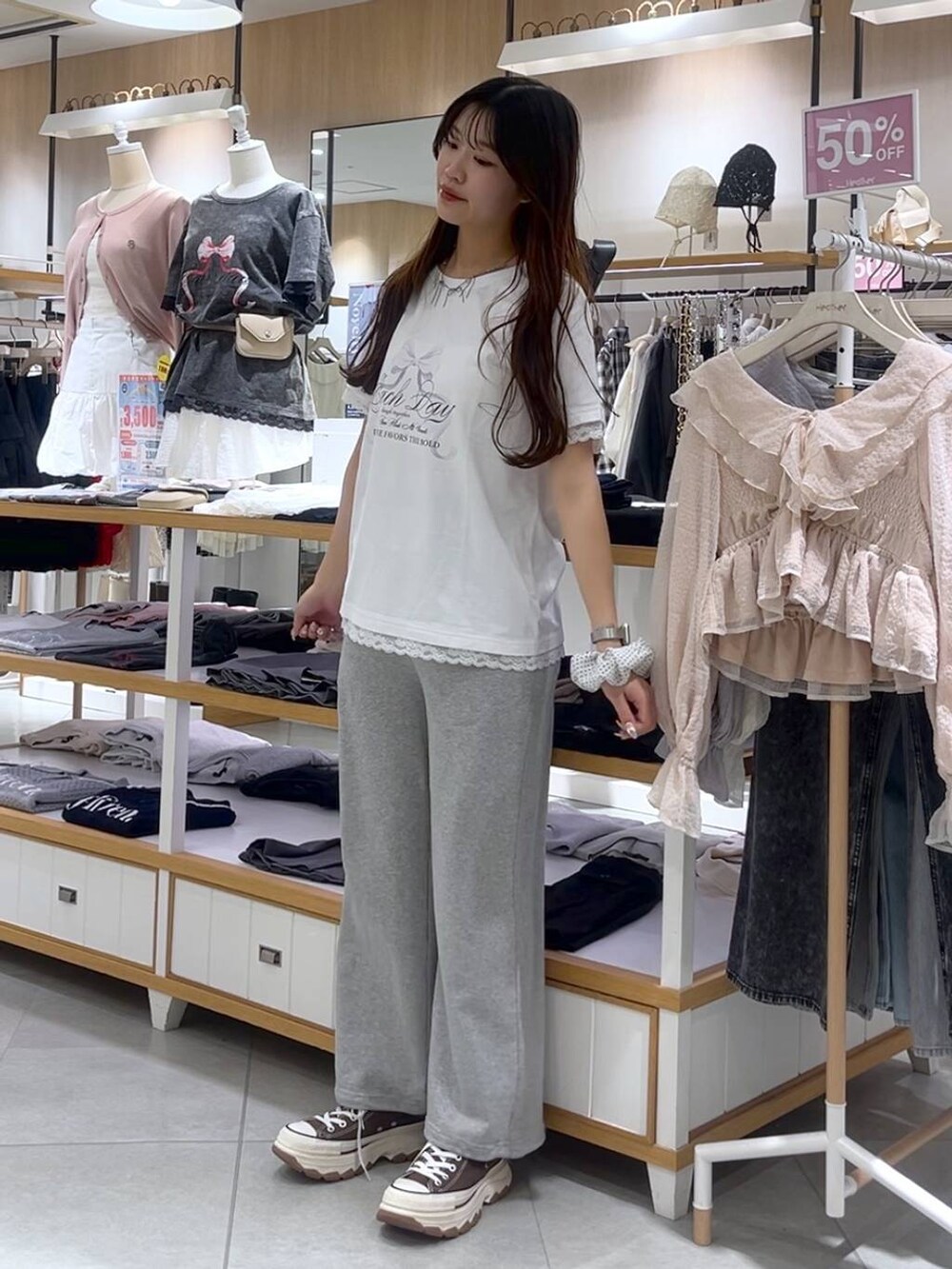 ホワイト系のキャミソール、グレー系のスウェットパンツ、ホワイト系のTシャツ/カットソーを着用したレディースの春コーディネートの2枚目の写真