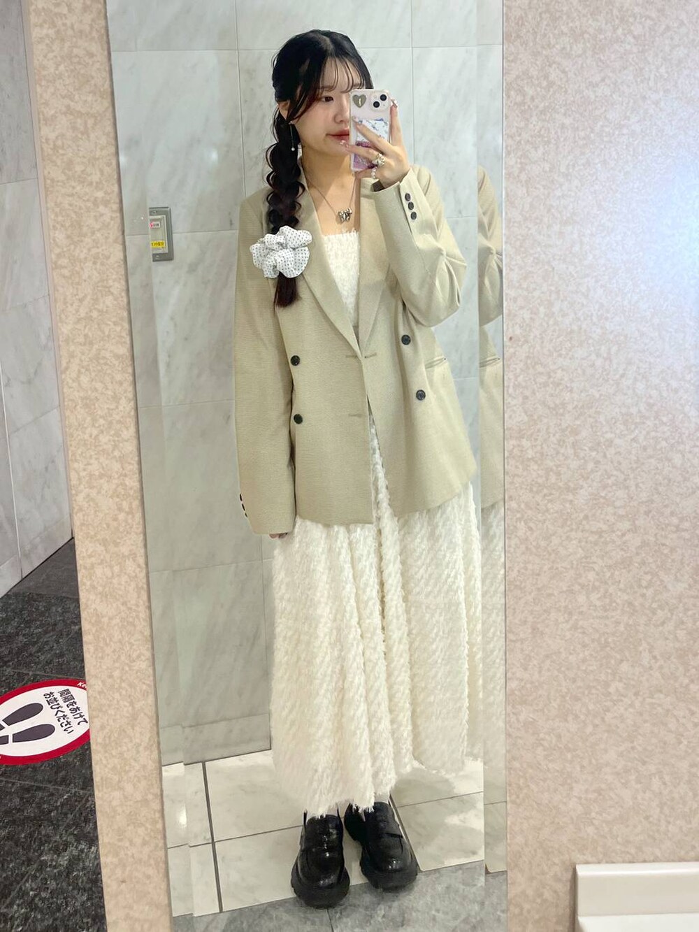 ホワイト系のワンピース、シルバー系のネックレスを着用したレディースの春コーディネートの3枚目の写真