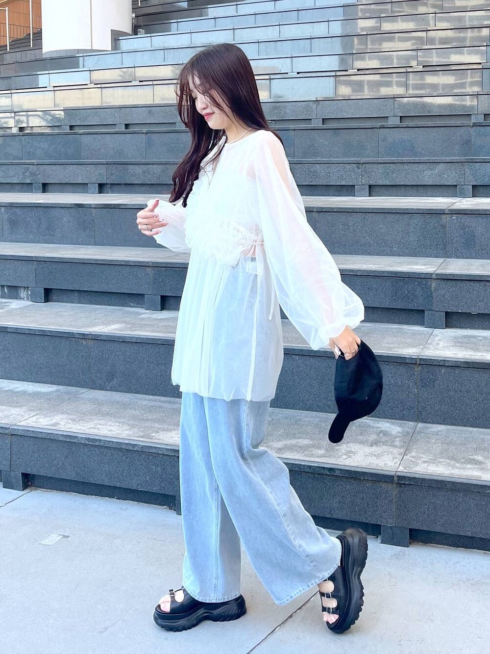 ホワイト系のシャツ/ブラウス、ブルー系のデニムパンツ、ホワイト系のキャミソールを着用したレディースの春コーディネートの2枚目の写真