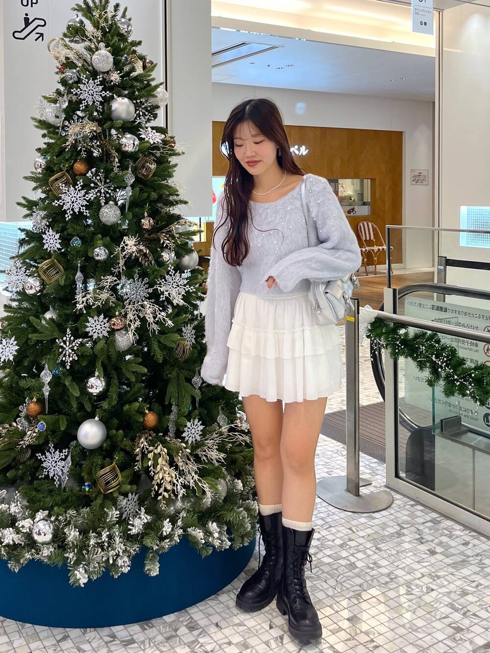 ホワイト系のTシャツ/カットソー、ブラック系のブーツ、シルバー系のショルダーバッグを着用したレディースの秋コーディネートの3枚目の写真