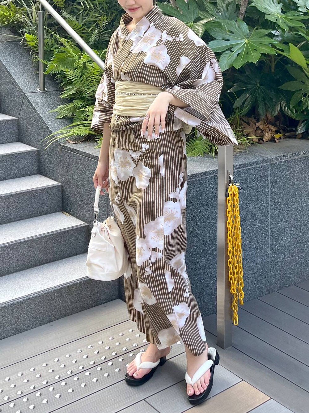 ホワイト系のショルダーバッグ、ホワイト系のキャミソール、シルバー系のリングを着用したレディースの夏コーディネートの6枚目の写真