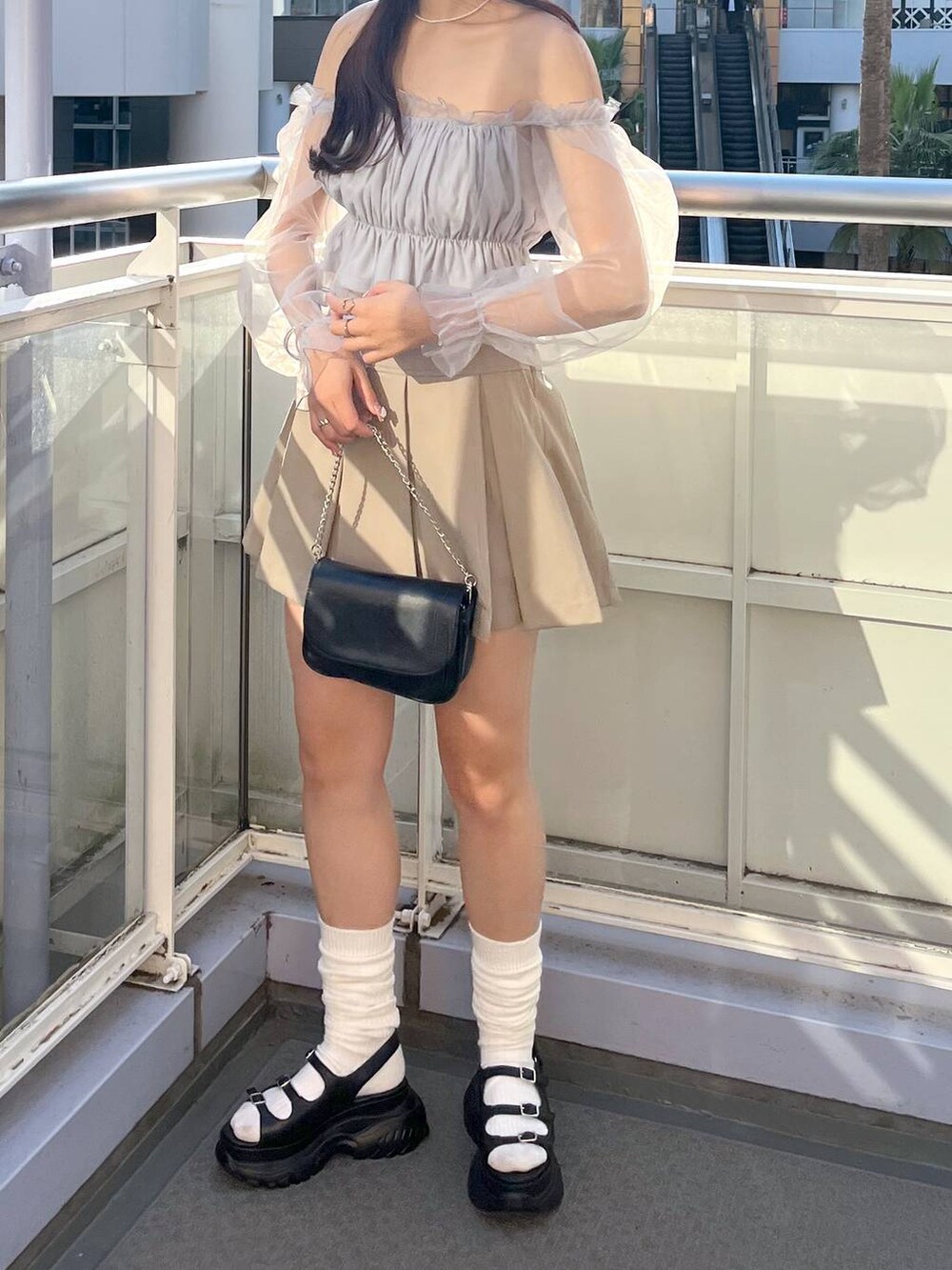 ブラック系のショルダーバッグ、グレー系のシャツ/ブラウス、ホワイト系のキャミソールを着用したレディースの春コーディネートの3枚目の写真