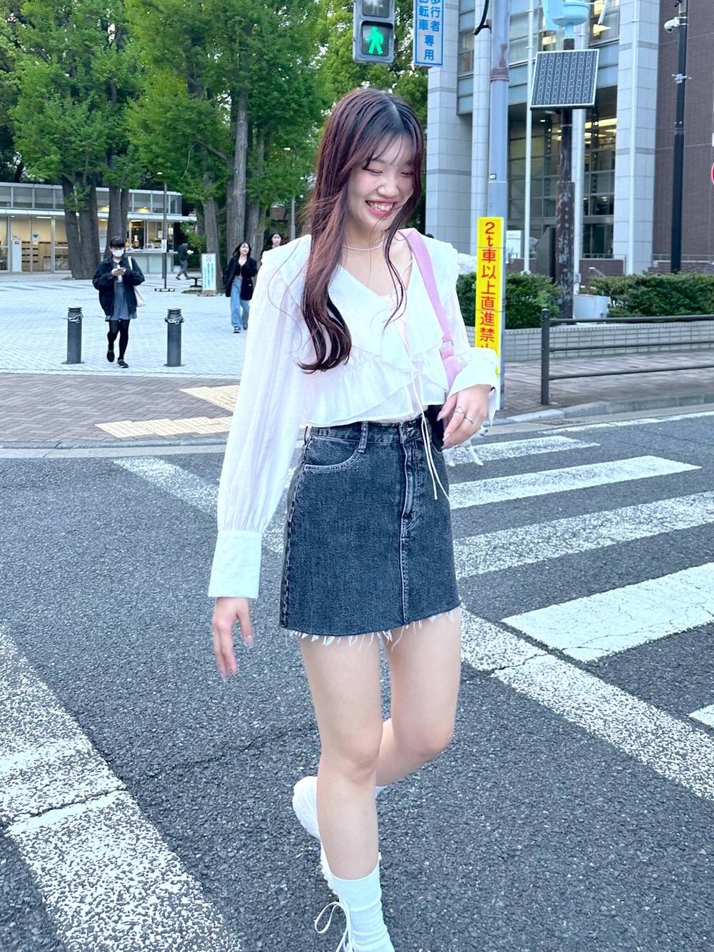 ピンク系のショルダーバッグ、ホワイト系のサンダル、ホワイト系のシャツ/ブラウスを着用したレディースの春コーディネートの5枚目の写真