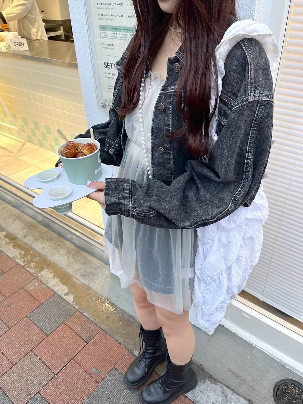 グレー系のワンピース、ホワイト系のキャミソール、ブラック系のブーツを着用したレディースの夏コーディネートの3枚目の写真