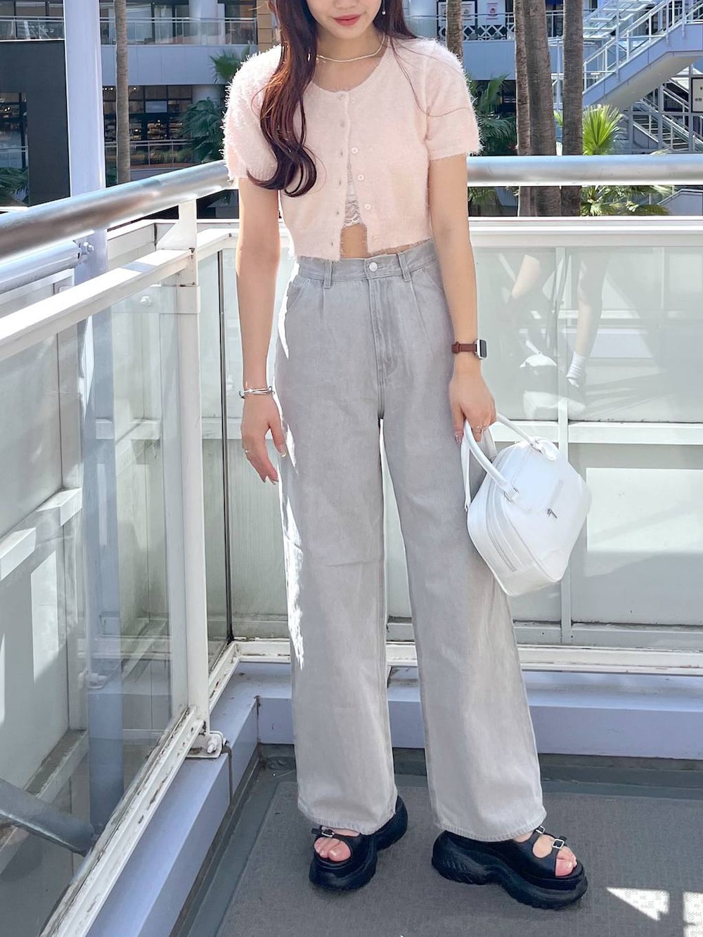 ピンク系のカーディガン/ボレロ、グレー系のデニムパンツ、ホワイト系のキャミソールを着用したレディースの夏コーディネートの6枚目の写真