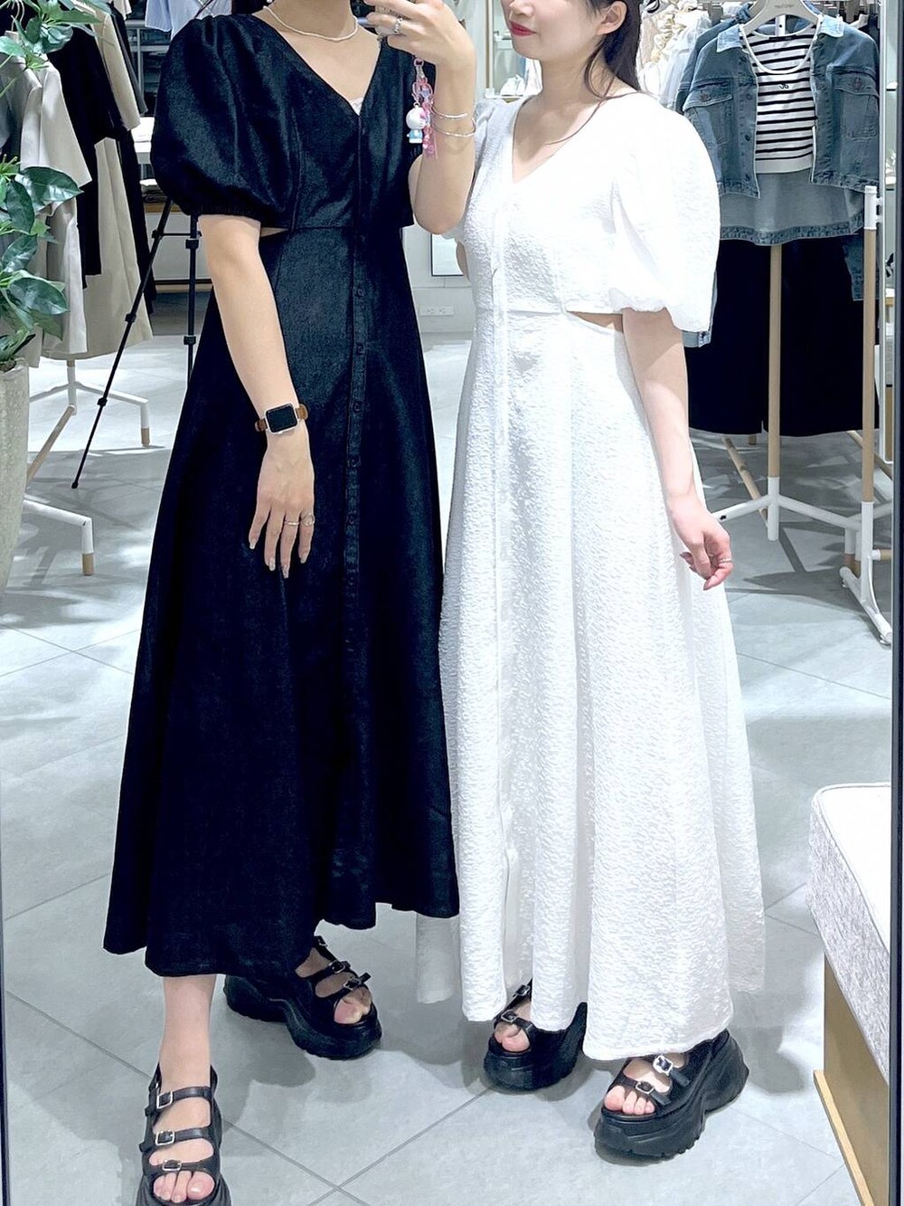 ブラック系のワンピース、ホワイト系のワンピース、ホワイト系のキャミソールを着用したレディースの夏コーディネートの5枚目の写真