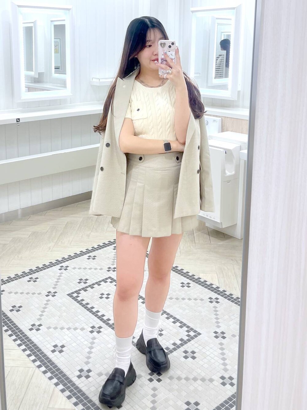 ホワイト系のキャミソール、ブラック系のローファー、ベージュ系のスカートを着用したレディースの春コーディネートの2枚目の写真