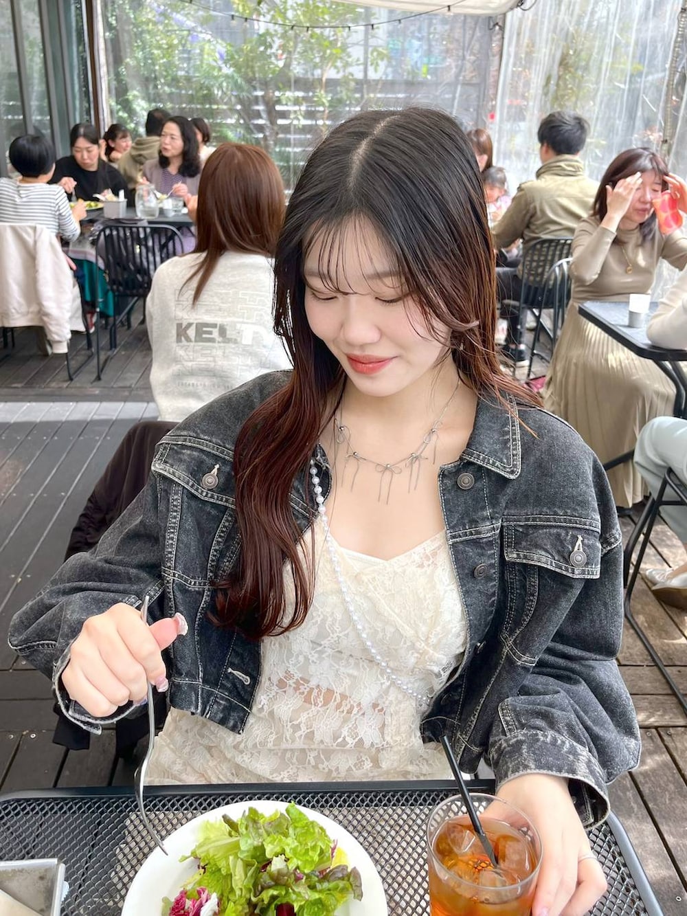 ホワイト系のキャミソール、ベージュ系のワンピース、ブラック系のローファーを着用したレディースの春コーディネートの4枚目の写真