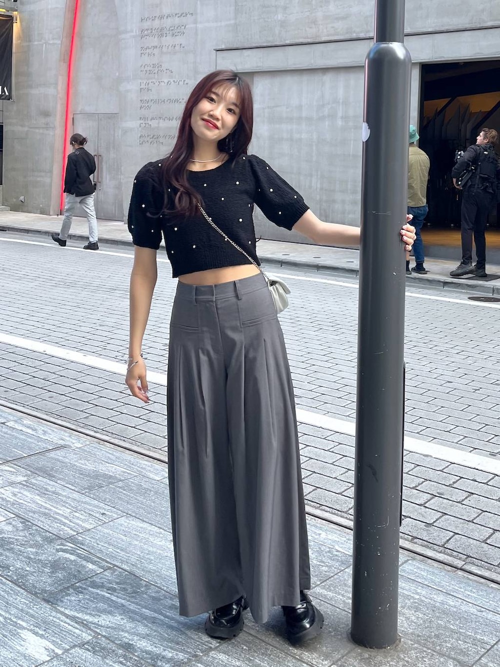 ホワイト系のショルダーバッグ、ホワイト系のキャミソール、ブラック系のローファーを着用したレディースの春コーディネートの6枚目の写真