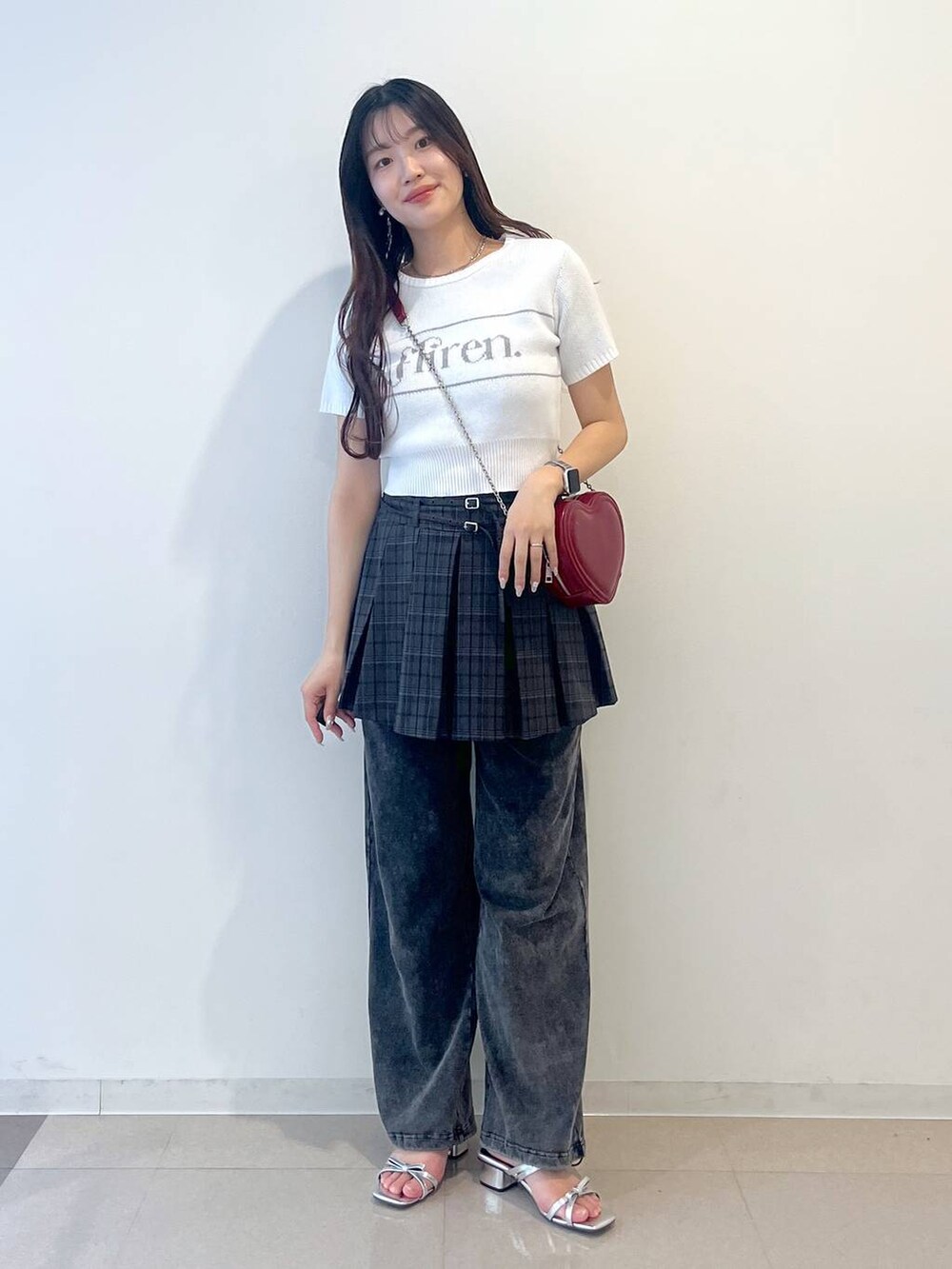 ホワイト系のキャミソール、シルバー系のサンダル、グレー系のスカートを着用したレディースの春コーディネートの5枚目の写真