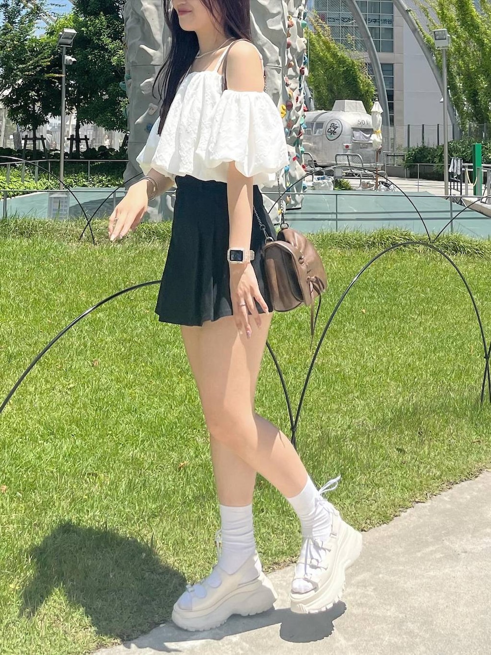 ブラック系のスカート、ホワイト系のシャツ/ブラウス、ホワイト系のキャミソールを着用したレディースの夏コーディネートの5枚目の写真