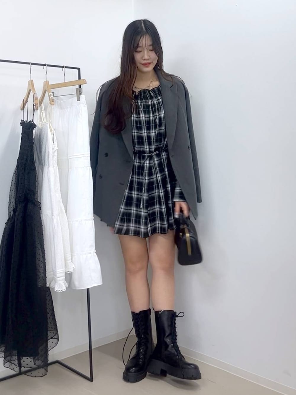 ホワイト系のTシャツ/カットソー、ブラック系のブーツ、グレー系のテーラードジャケットを着用したレディースの春コーディネートの6枚目の写真