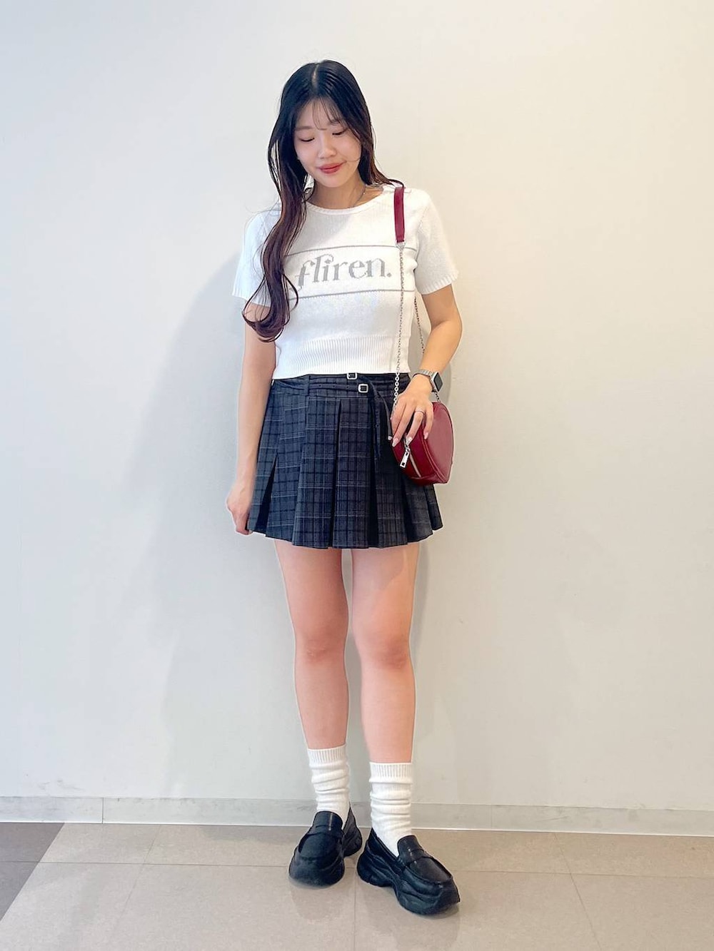 ホワイト系のキャミソール、ブラック系のローファー、グレー系のスカートを着用したレディースの夏コーディネートの9枚目の写真