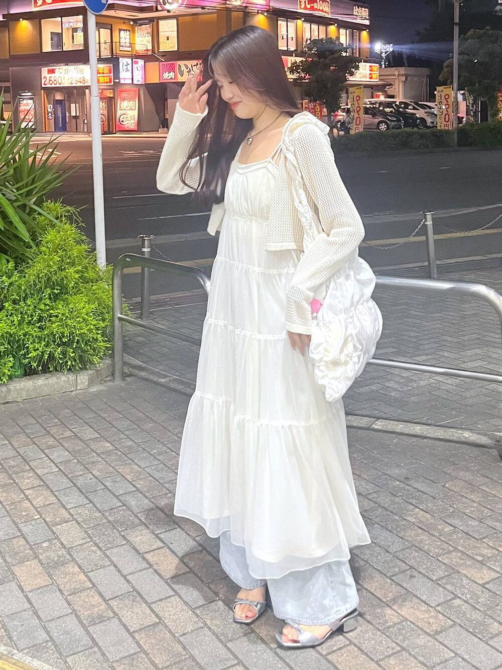 ホワイト系のワンピース、シルバー系のサンダル、ホワイト系のキャミソールを着用したレディースの夏コーディネートの3枚目の写真