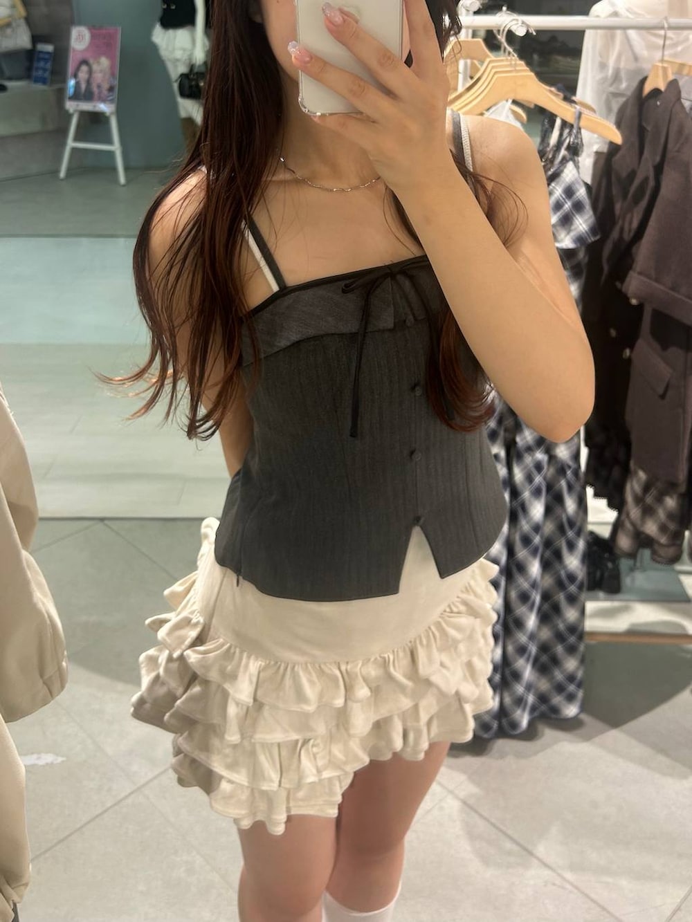 グレー系のその他トップス、ブラック系のボストンバッグ、ホワイト系のスカートを着用したレディースの夏コーディネートの3枚目の写真