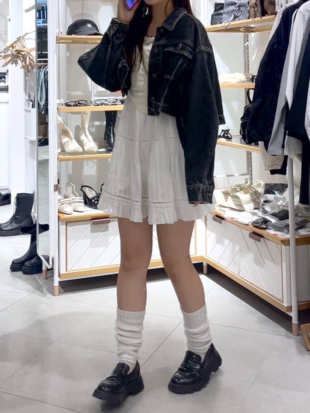 ホワイト系のTシャツ/カットソー、ホワイト系のワンピース、ホワイト系のキャミソールを着用したレディースの秋コーディネートの3枚目の写真