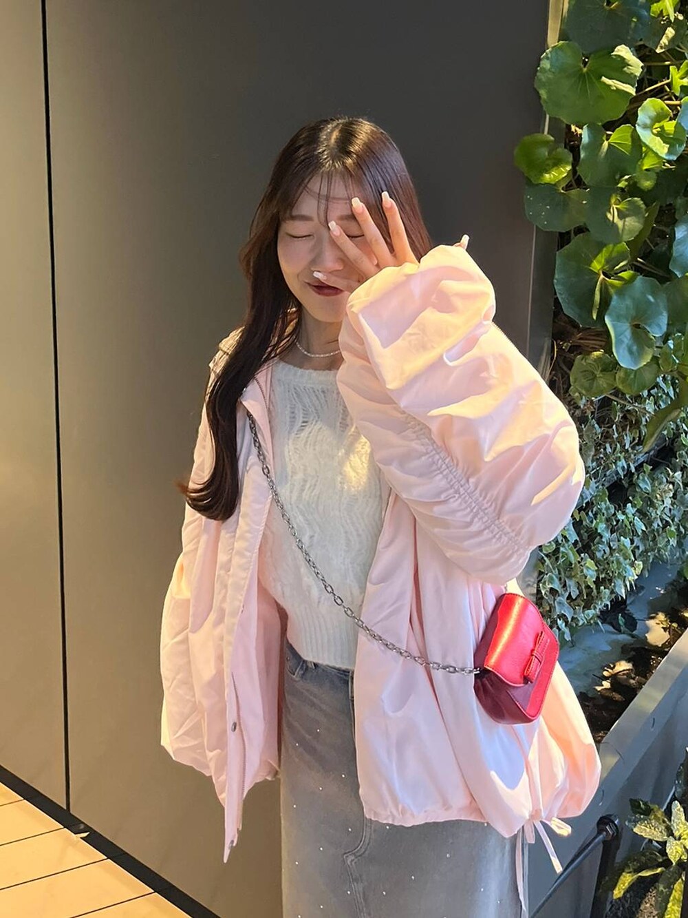 ホワイト系のTシャツ/カットソー、ピンク系のブルゾン、ベージュ系のブーツを着用したレディースの秋コーディネートの2枚目の写真