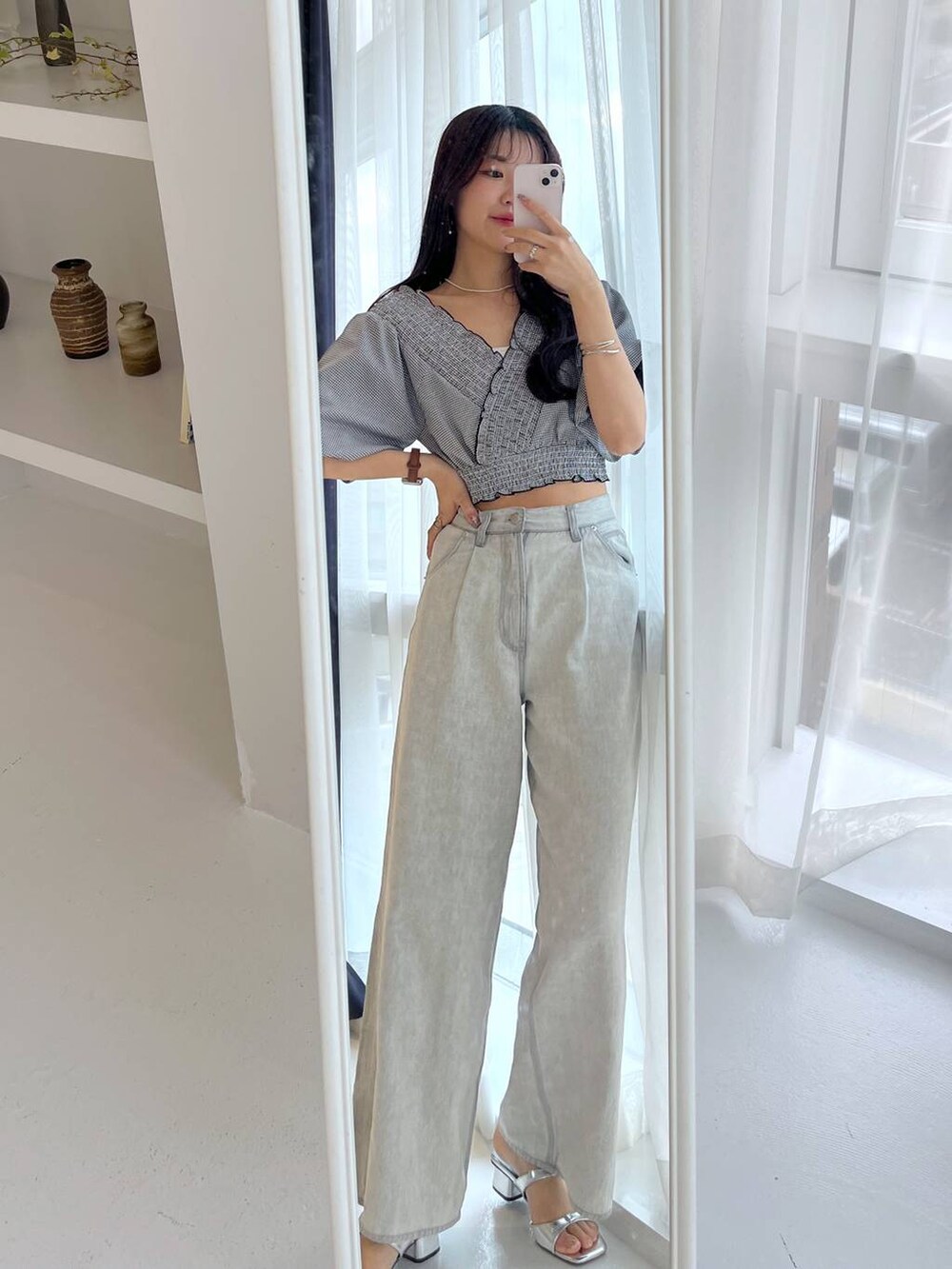 シルバー系のサンダル、ホワイト系のキャミソール、グレー系のデニムパンツを着用したレディースの夏コーディネートの8枚目の写真