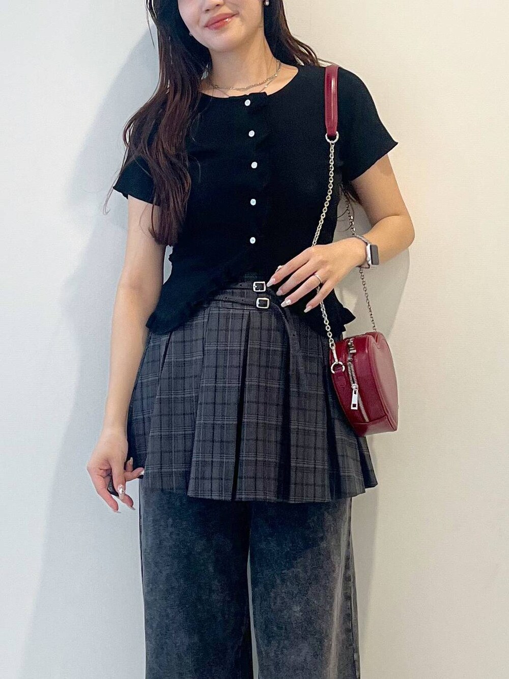 ホワイト系のキャミソール、シルバー系のサンダル、グレー系のスカートを着用したレディースの春コーディネートの8枚目の写真