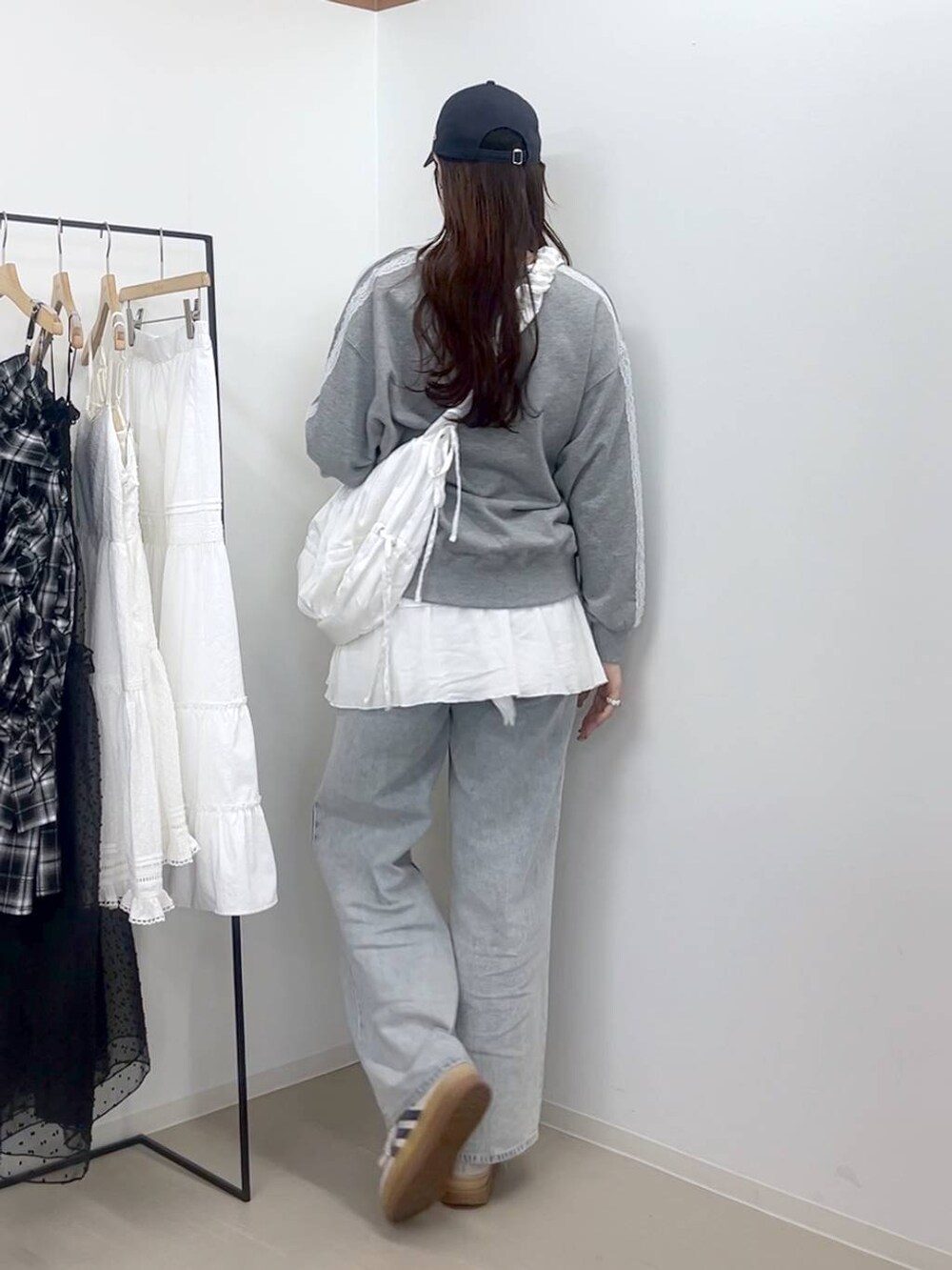 ホワイト系のTシャツ/カットソー、グレー系のスウェット、ブルー系のデニムパンツを着用したレディースの春コーディネートの5枚目の写真