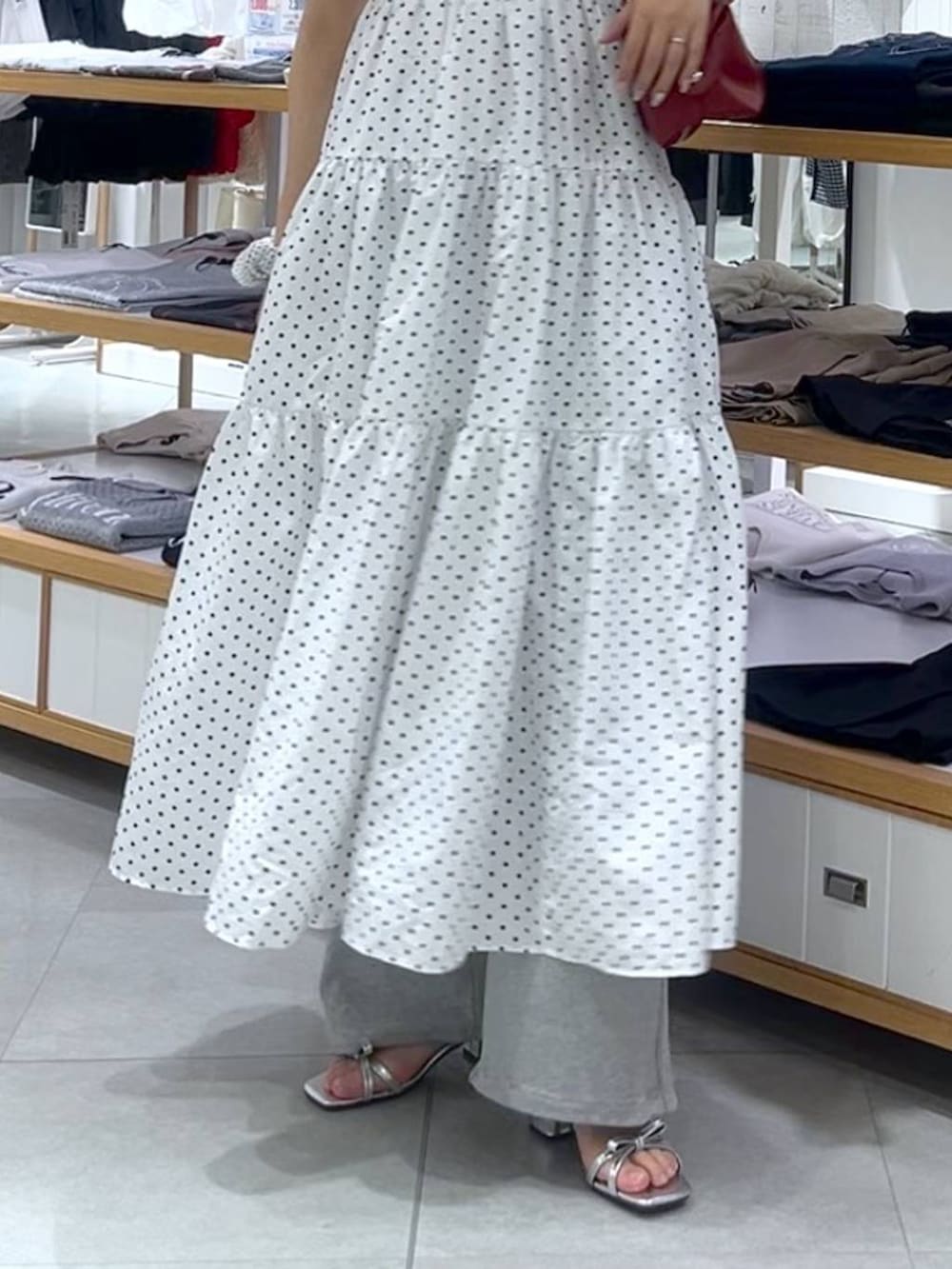 ホワイト系のキャミソール、シルバー系のサンダル、レッド系のボストンバッグを着用したレディースの春コーディネートの5枚目の写真