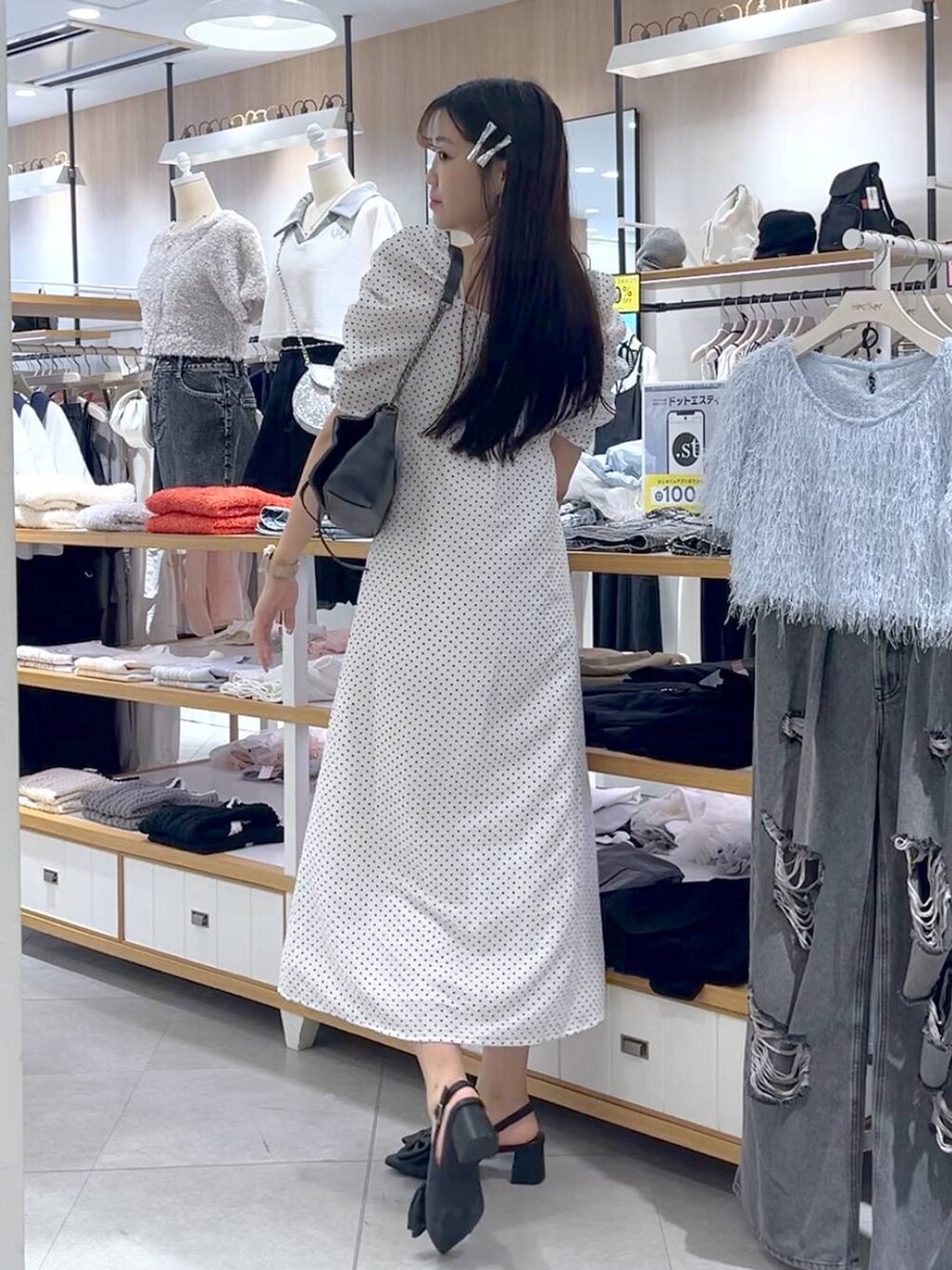 ホワイト系のワンピース、ホワイト系のキャミソール、グレー系のショルダーバッグを着用したレディースの夏コーディネートの2枚目の写真