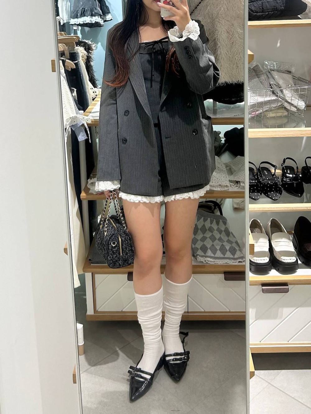 グレー系のその他パンツ、グレー系のその他トップス、ブラック系のボストンバッグを着用したレディースの夏コーディネートの3枚目の写真